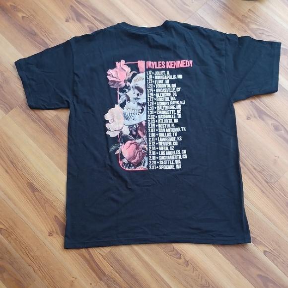 Skull and Roses Graphic Tee - Picture 6 of 6